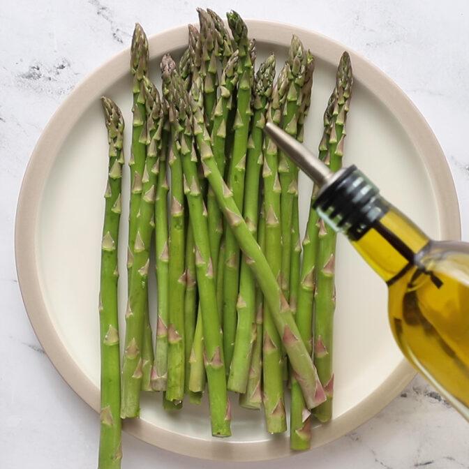 preparing asparagus before cooking