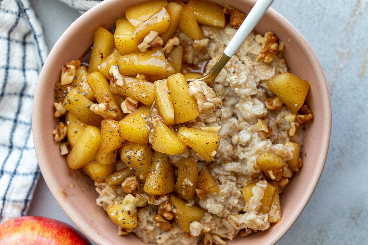 Straightforward Apple Cinnamon Oatmeal from the Pantry