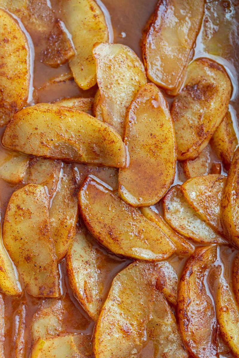 baked apples slices with cinnamon and brown sugar