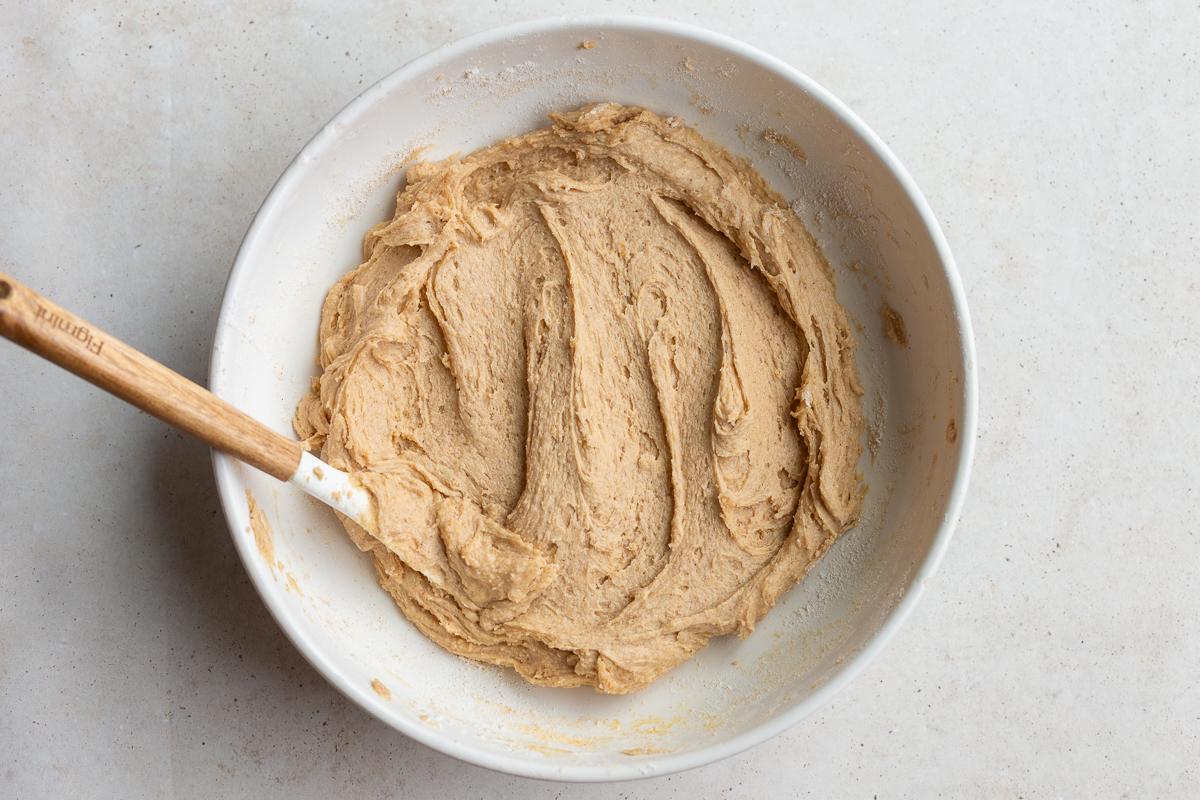 how to make snickerdoodle blondie bars: step 4 add the dry ingredients to the wet and mix