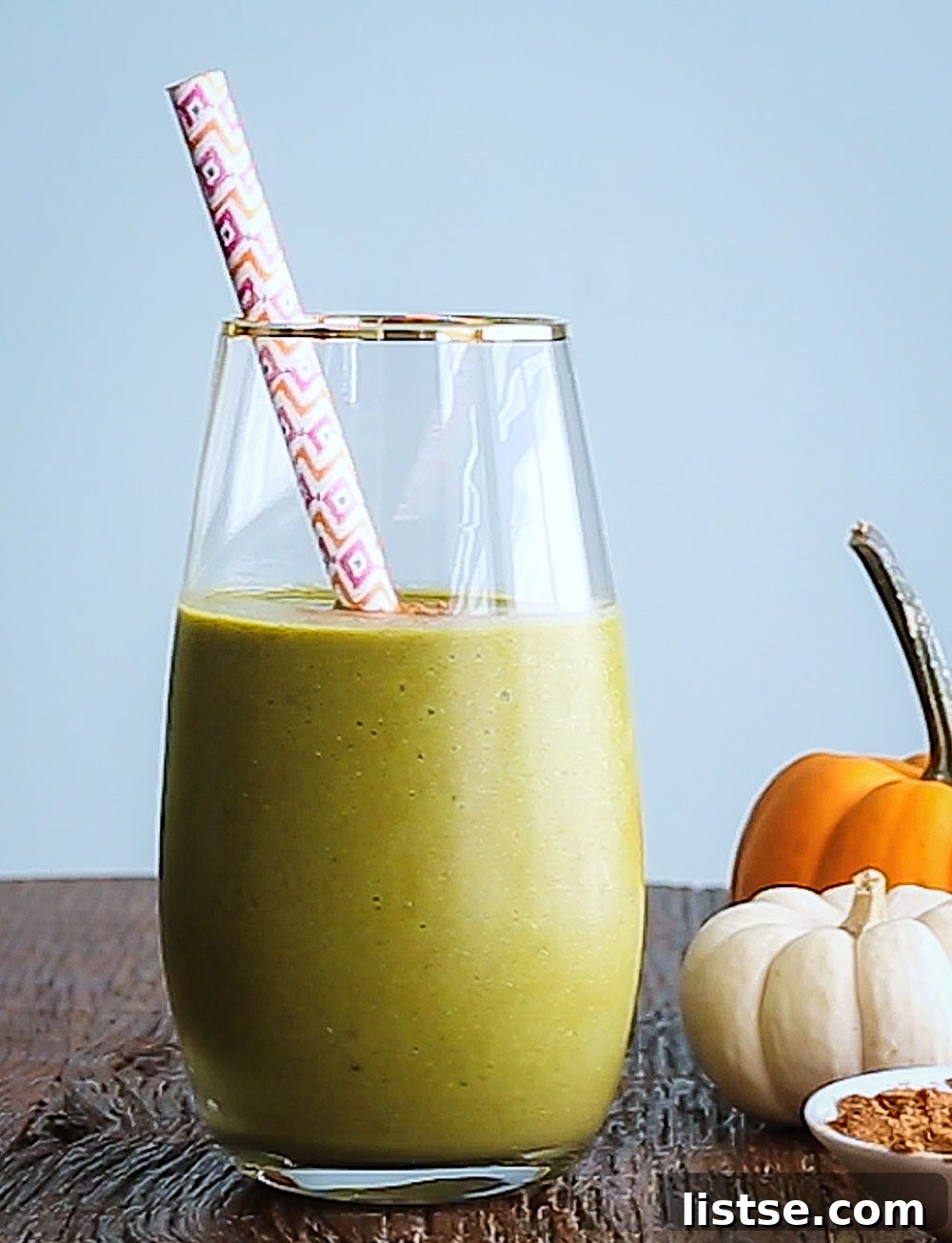 Vibrant Pumpkin Spice Green Smoothie, a healthy fall beverage