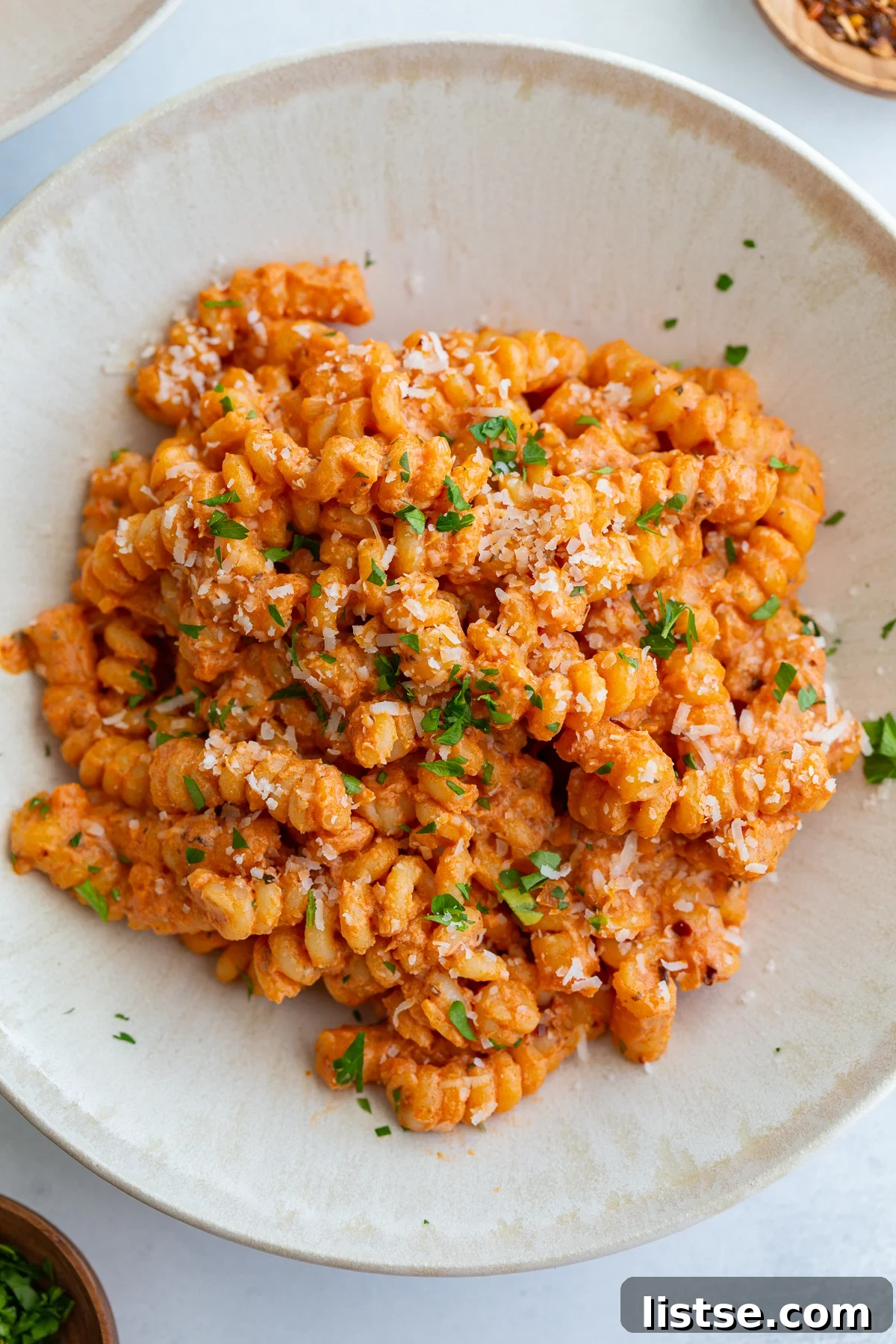 Creamy Tomato & Protein-Packed Pasta Recipe 5 creamy tomato protein pasta in a pasta bowl and topped with herbs
